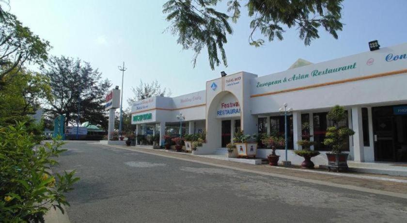 Tháng Mười Khách sạn 2*