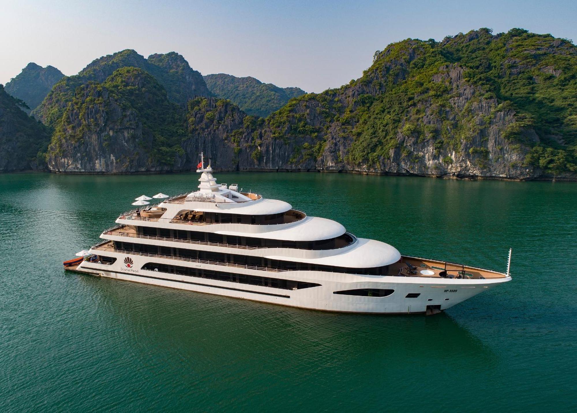 Halong Bay Cruises Botel 5*