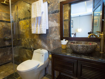 Golden Bell Backpacker Hotel&pool Bar