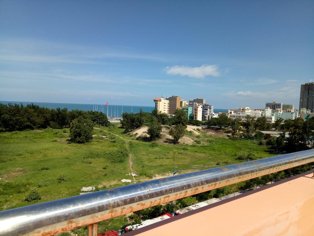 Thanh Nien - * Vung Tau