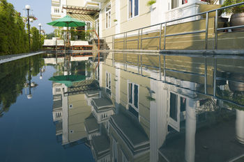 Golden Bell Backpacker Hotel&pool Bar