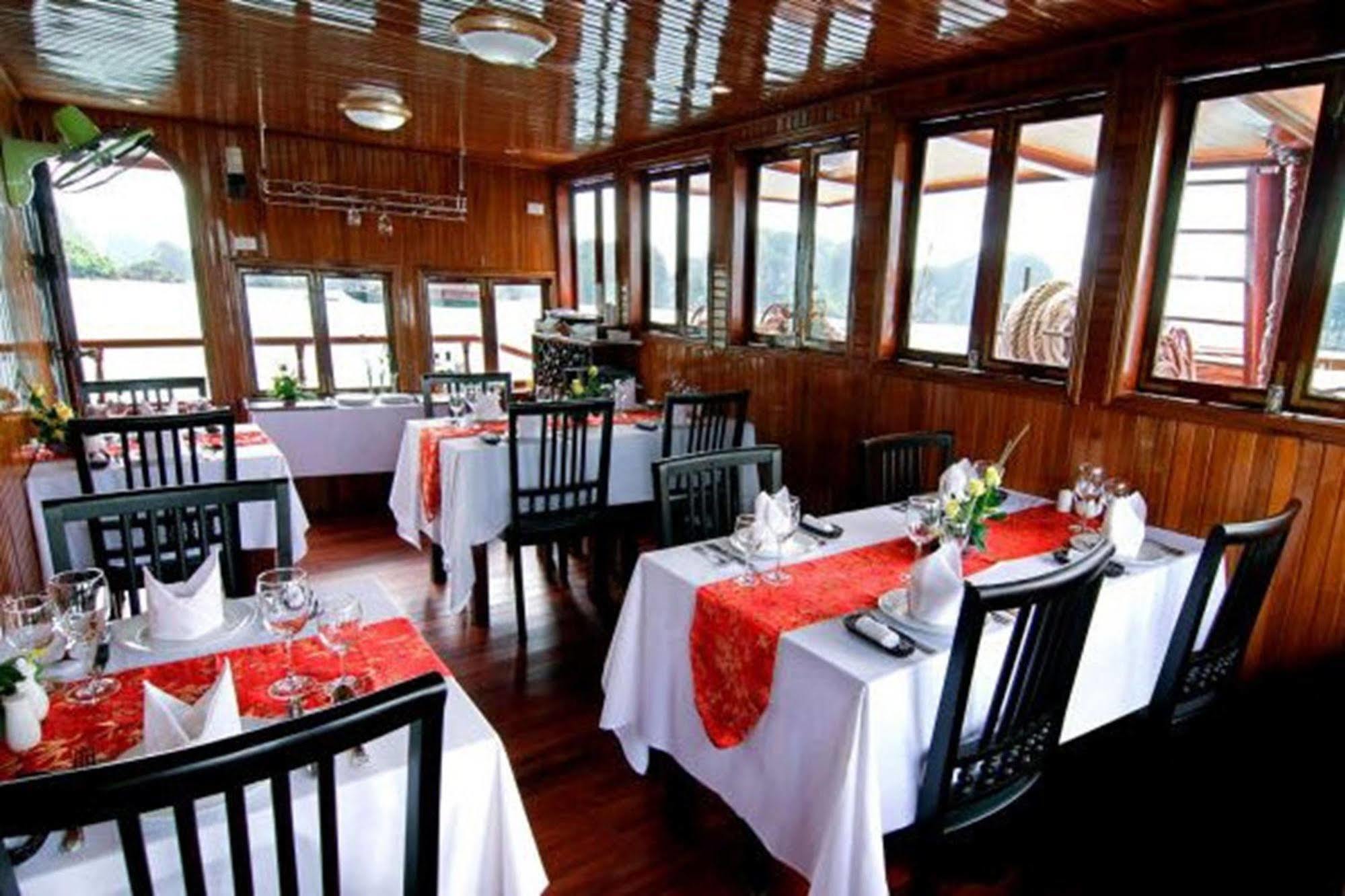 Botel Huong Junks 3*