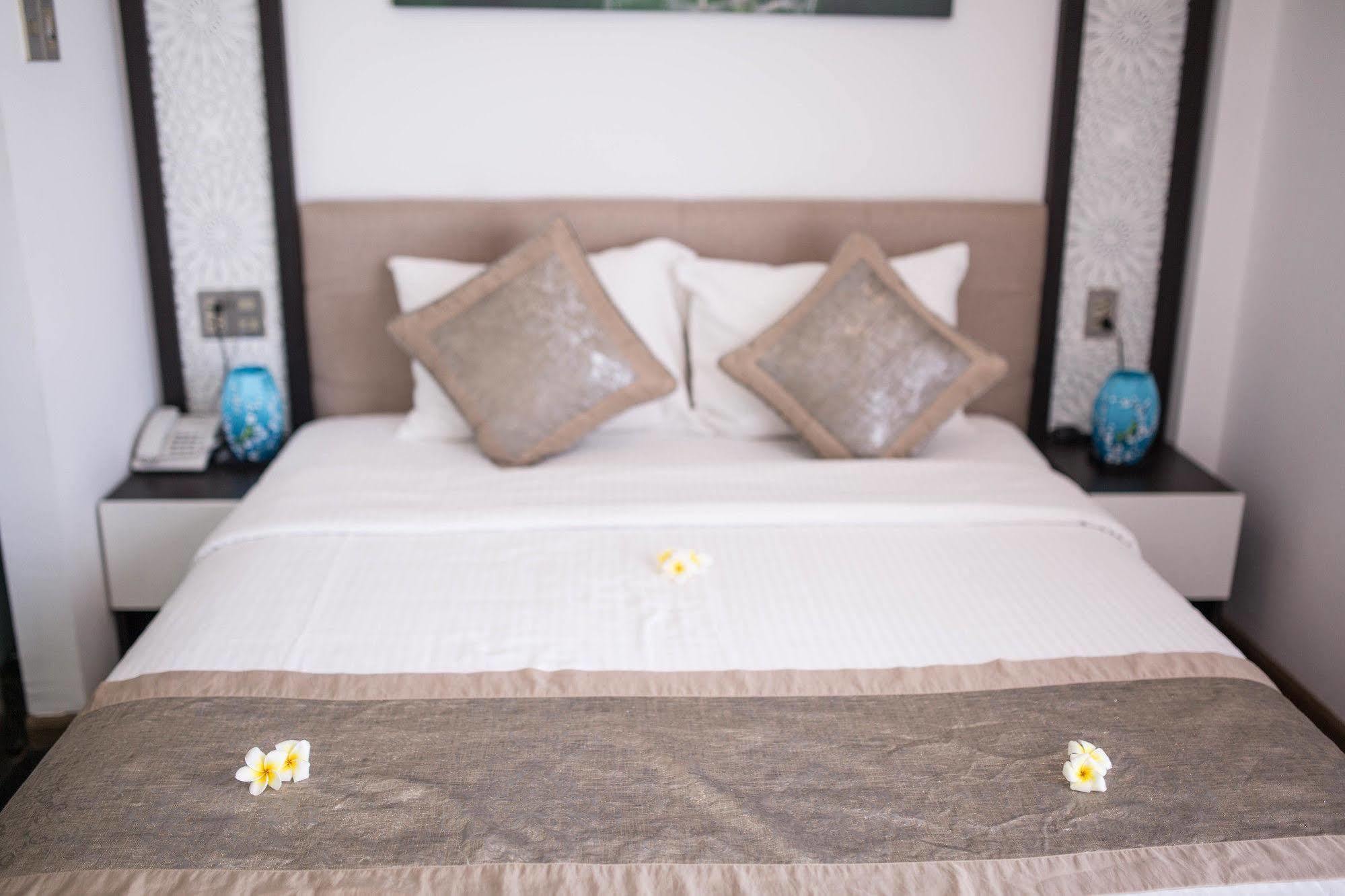 Flora & Hotel 2*