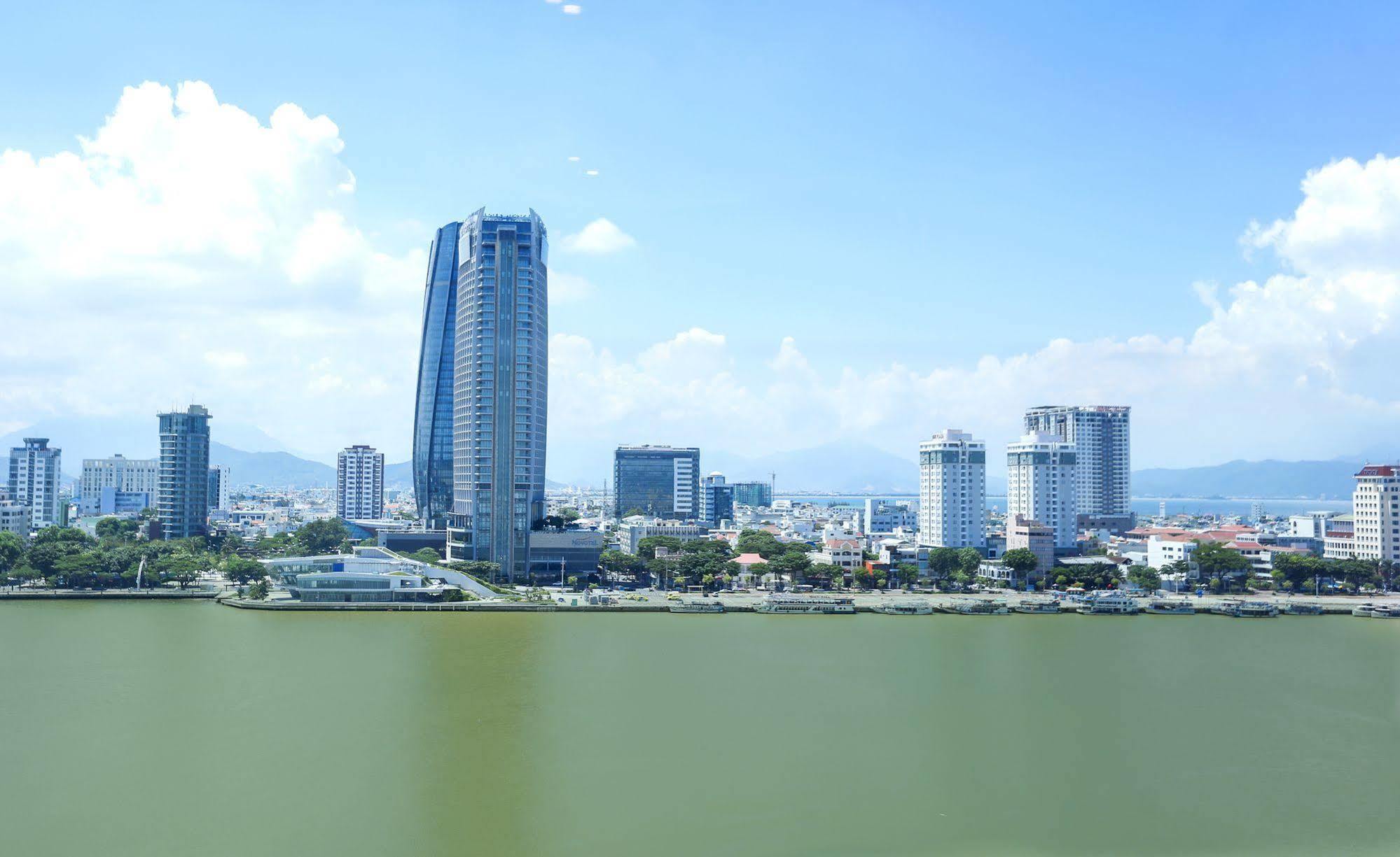 Seventeen Saloon Da Nang