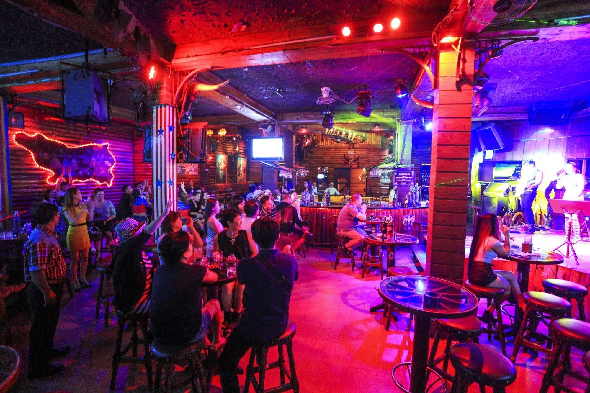 Seventeen Saloon 3*