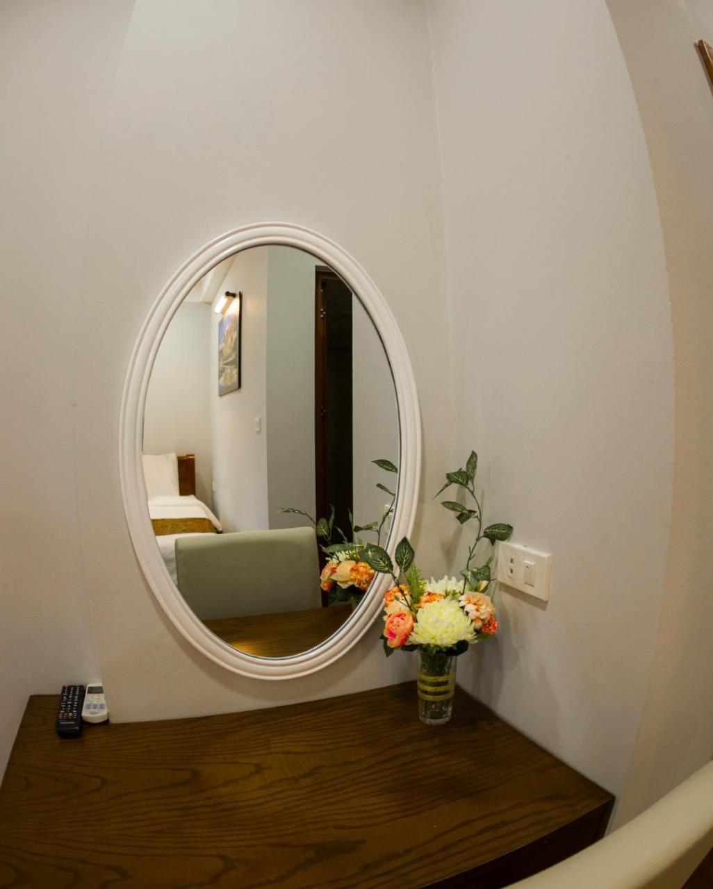 Land Hotel