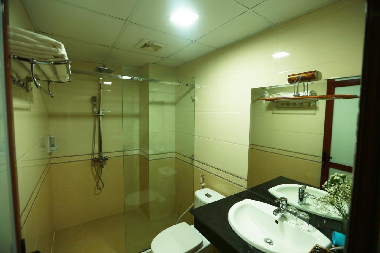 Land Hotel