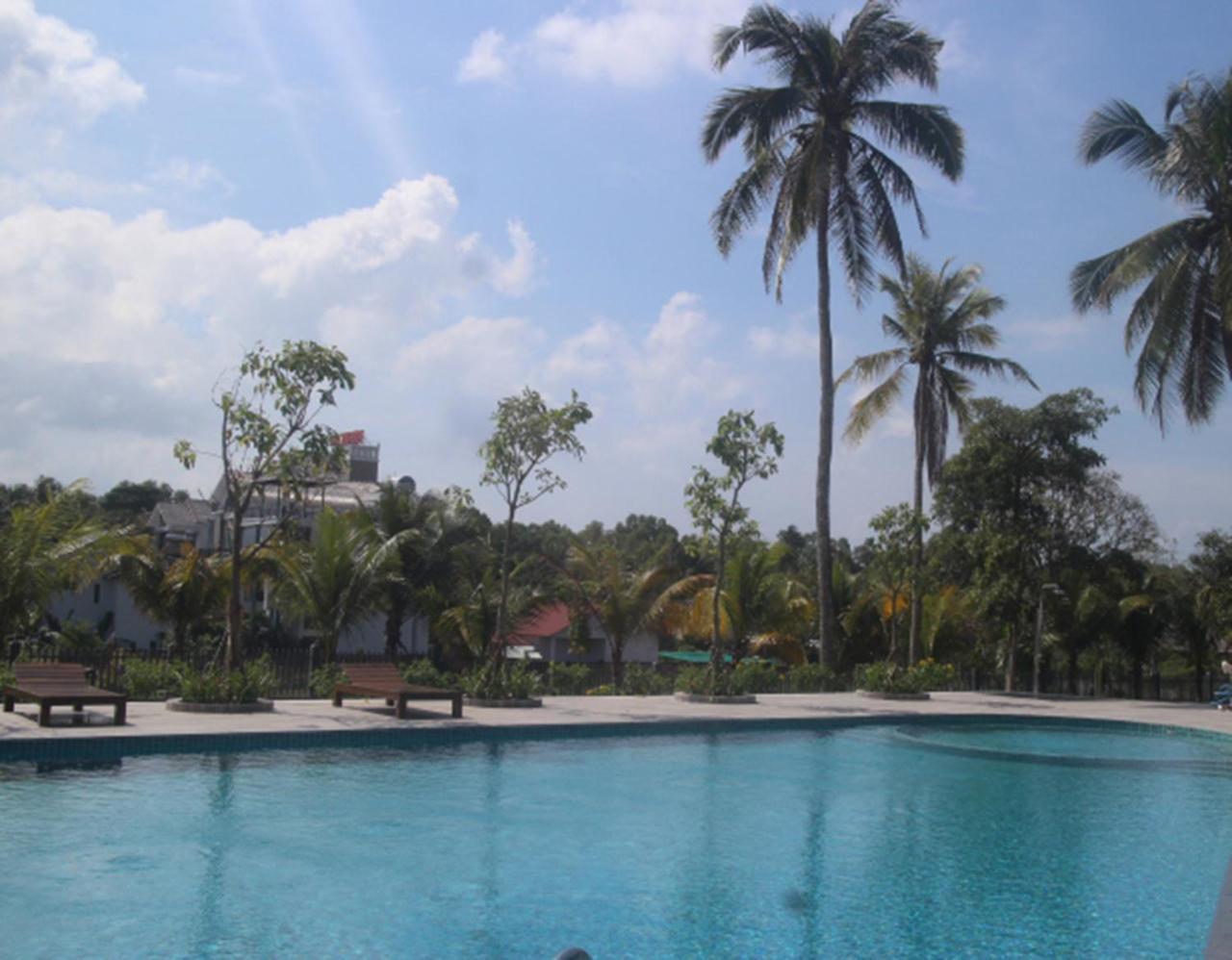Emerald Ong Lang Beach *