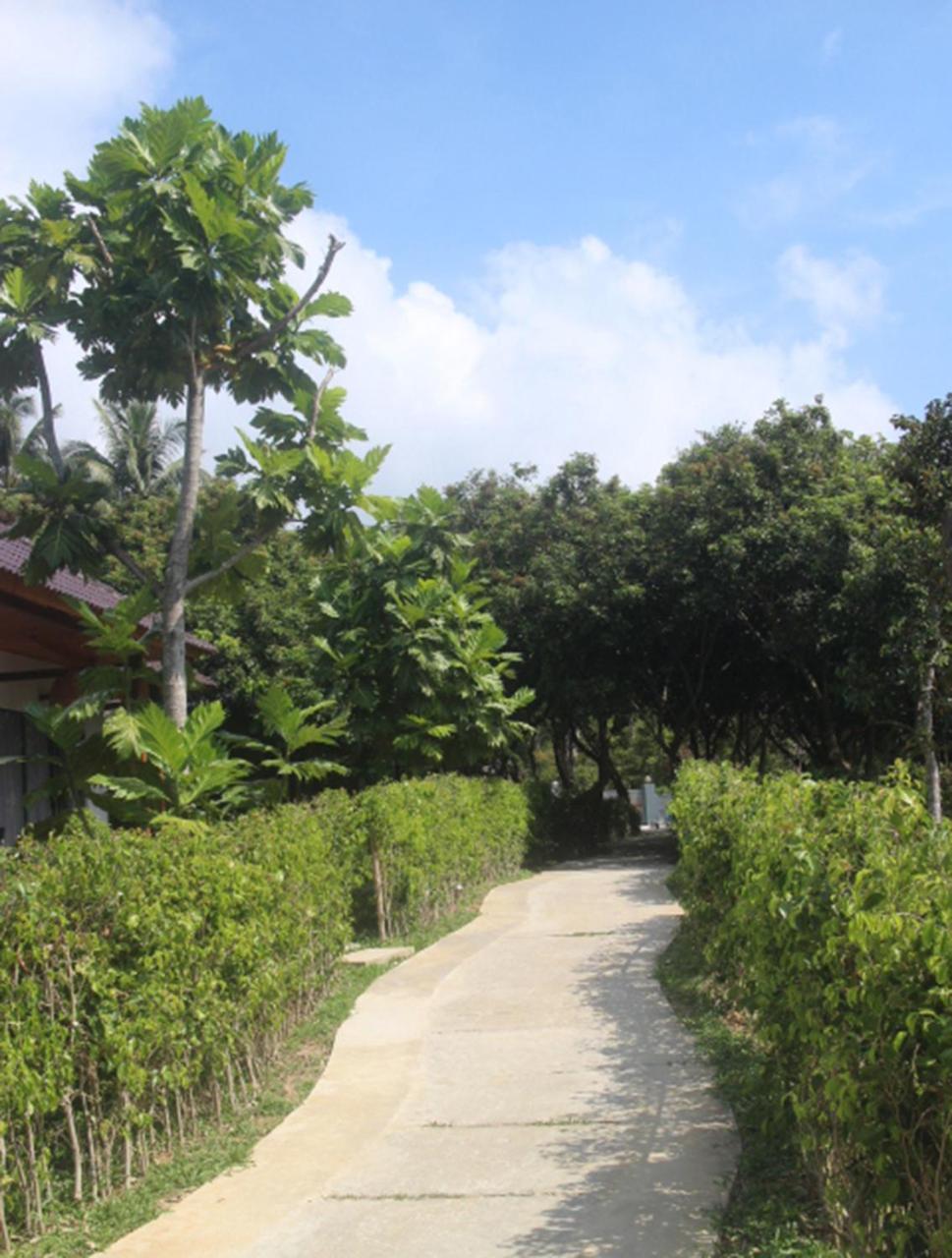 Emerald Ong Lang Beach