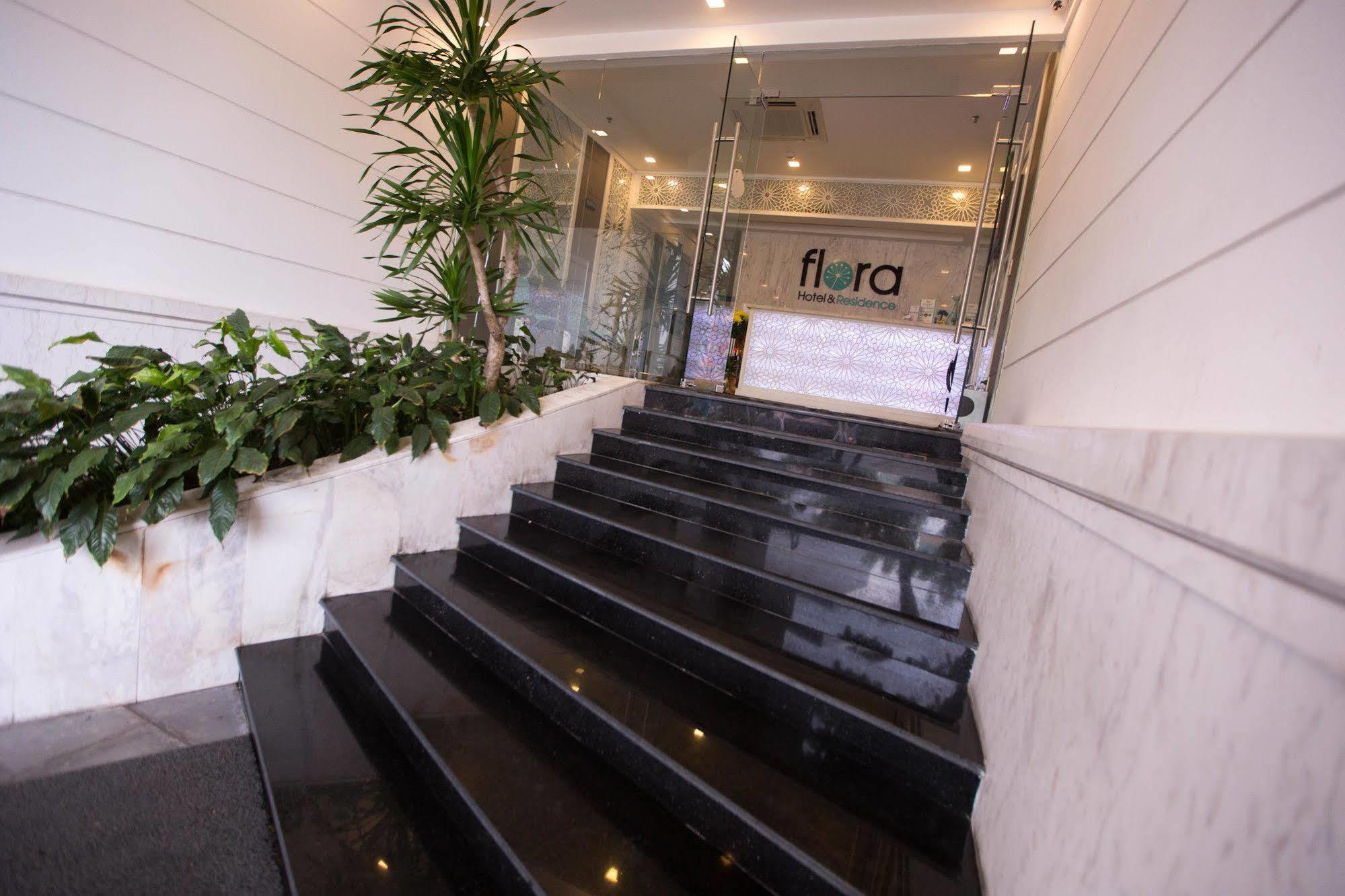Flora & Hotel 2*