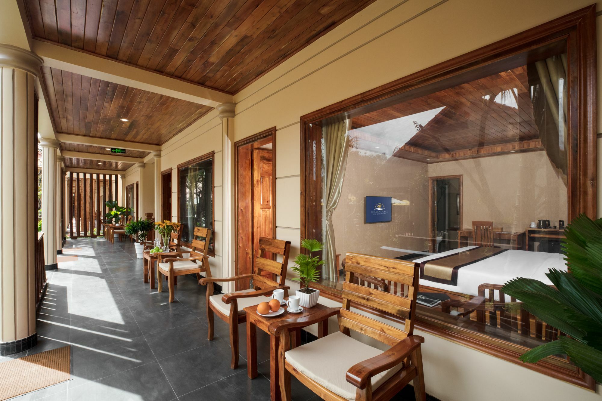 Resort Golden Topaz