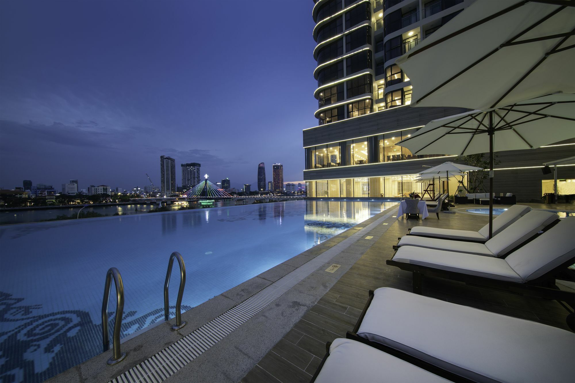 Khách sạn Melia Vinpearl Riverfront 5*