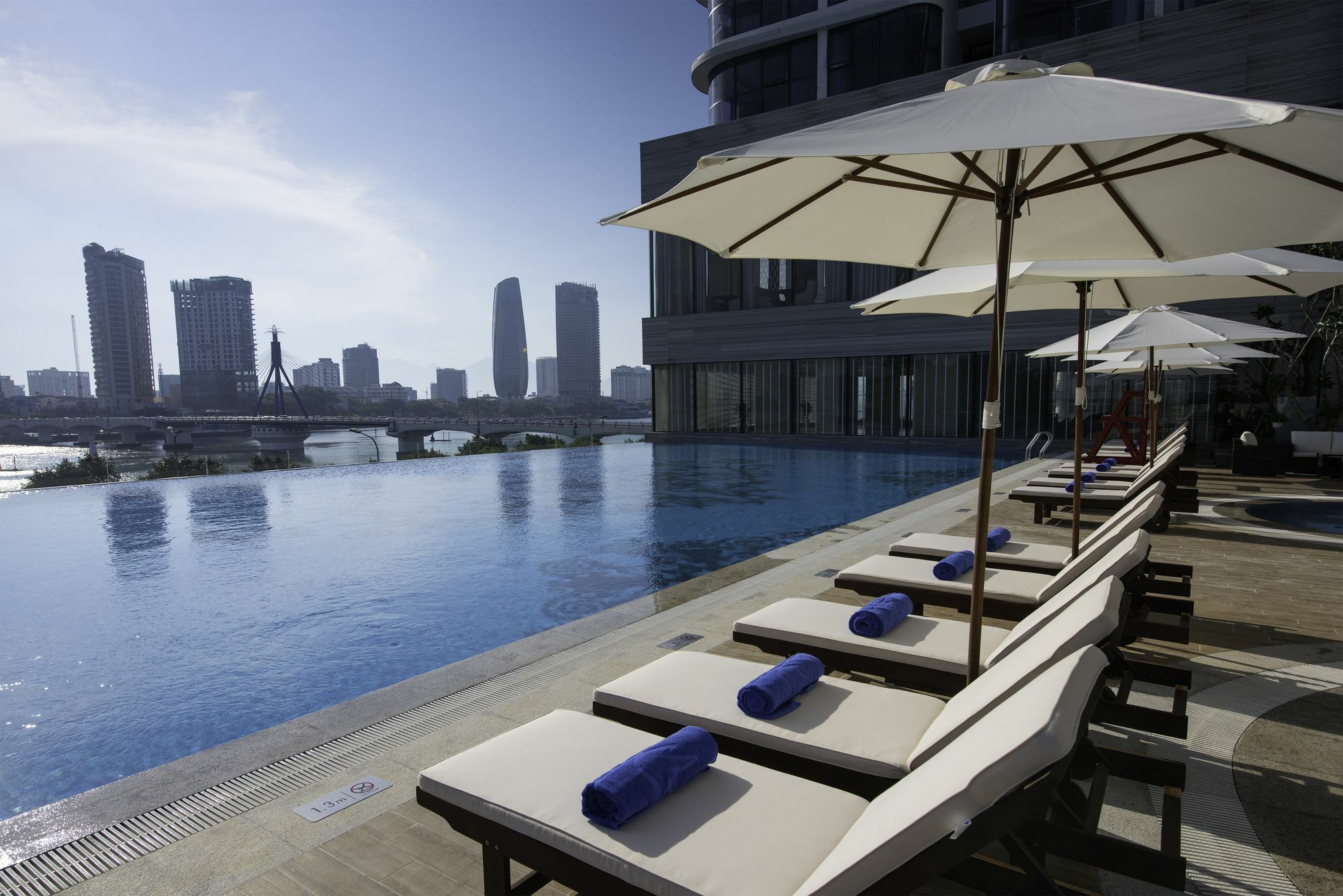 Khách sạn Melia Vinpearl Riverfront 5*