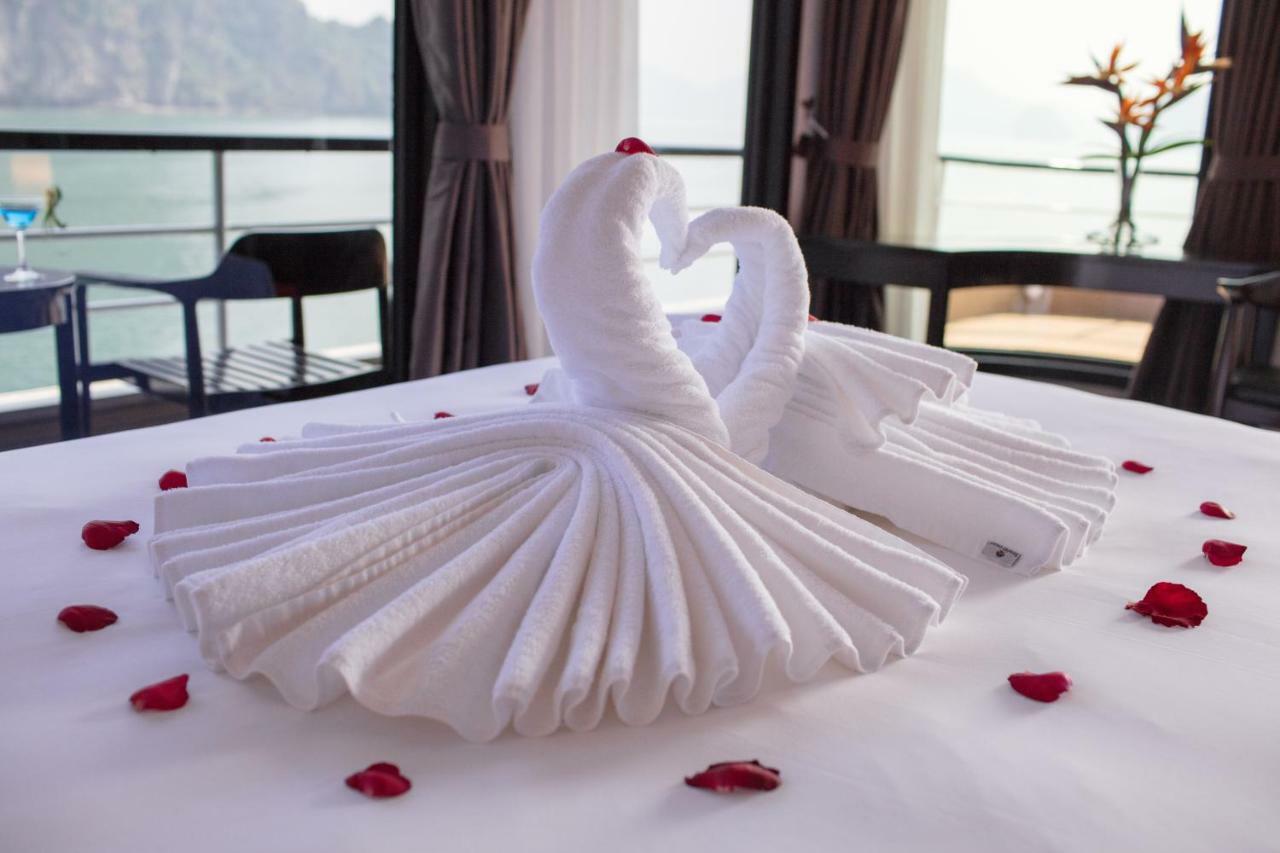 Scarlet Pearl Cruises - Wonder On Lan Ha Bay