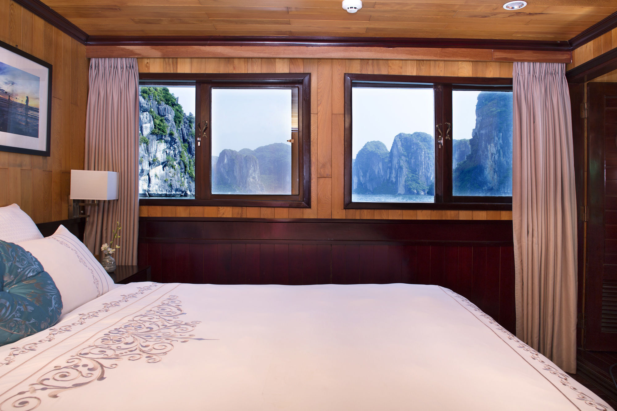 Aphrodite Cruise Ha Long