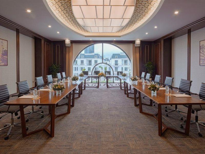 Hotel Melia Vinpearl Phong Rivera