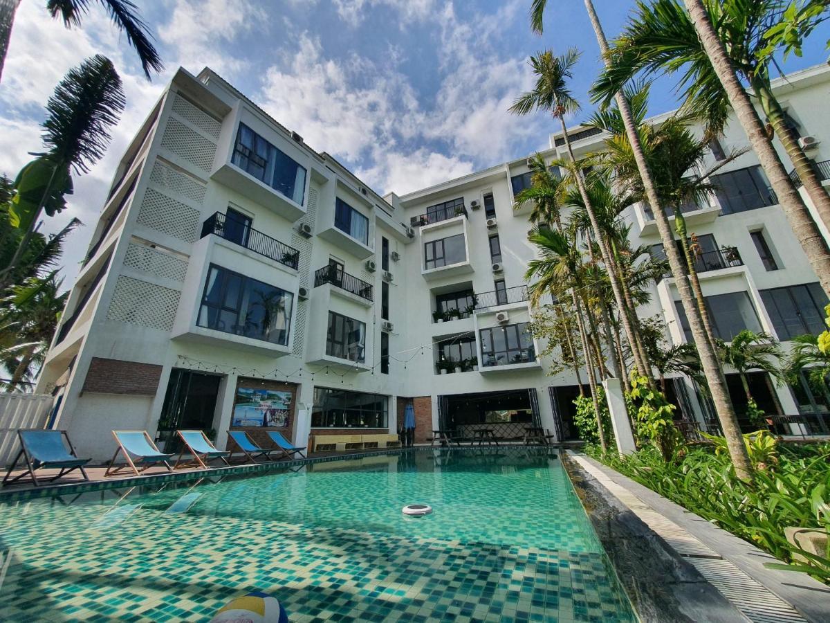 Mad Monkey Hostel *