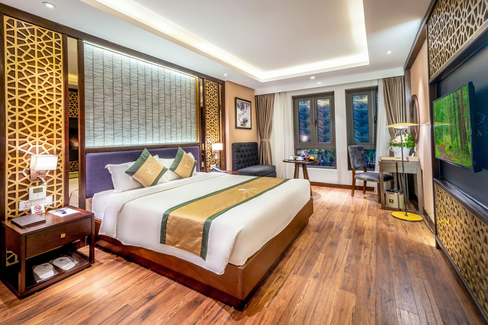 Khách sạn Conifer Grand