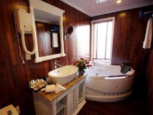 Signature Halong Cruise Hạ Long