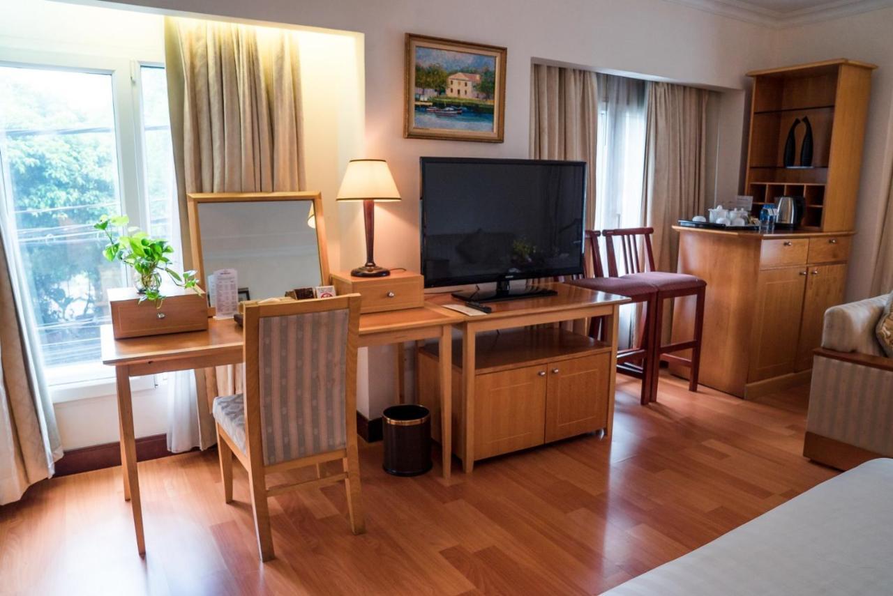 Khách sạn First 4*