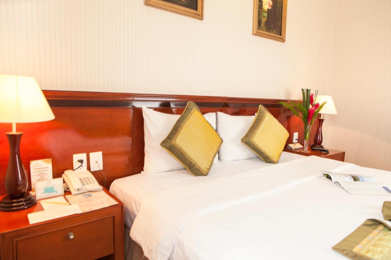 Khách sạn First 4*
