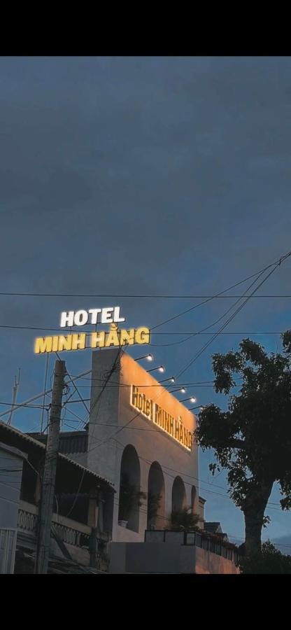 Minh Hang *