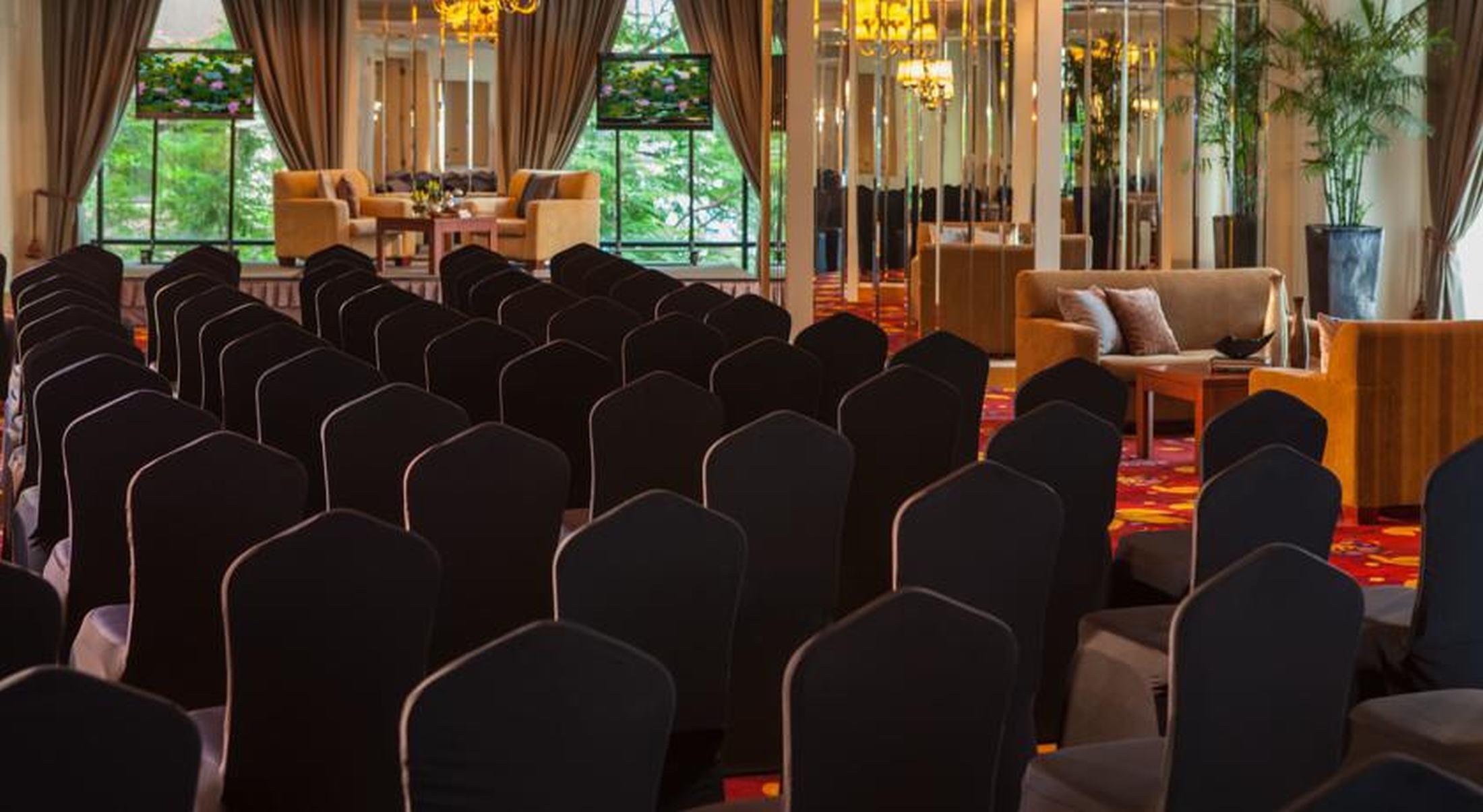 Renaissance Riverside Saigon 5*