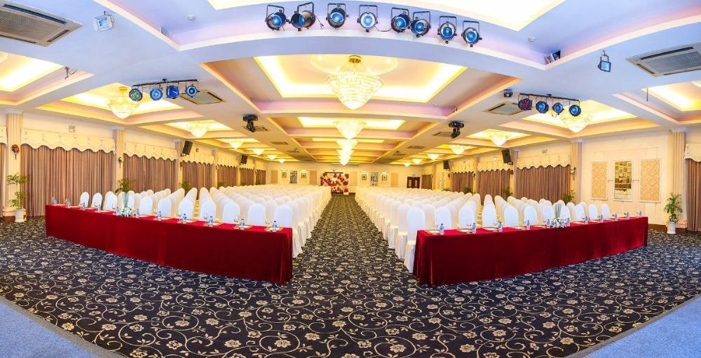 First Khách sạn 4*