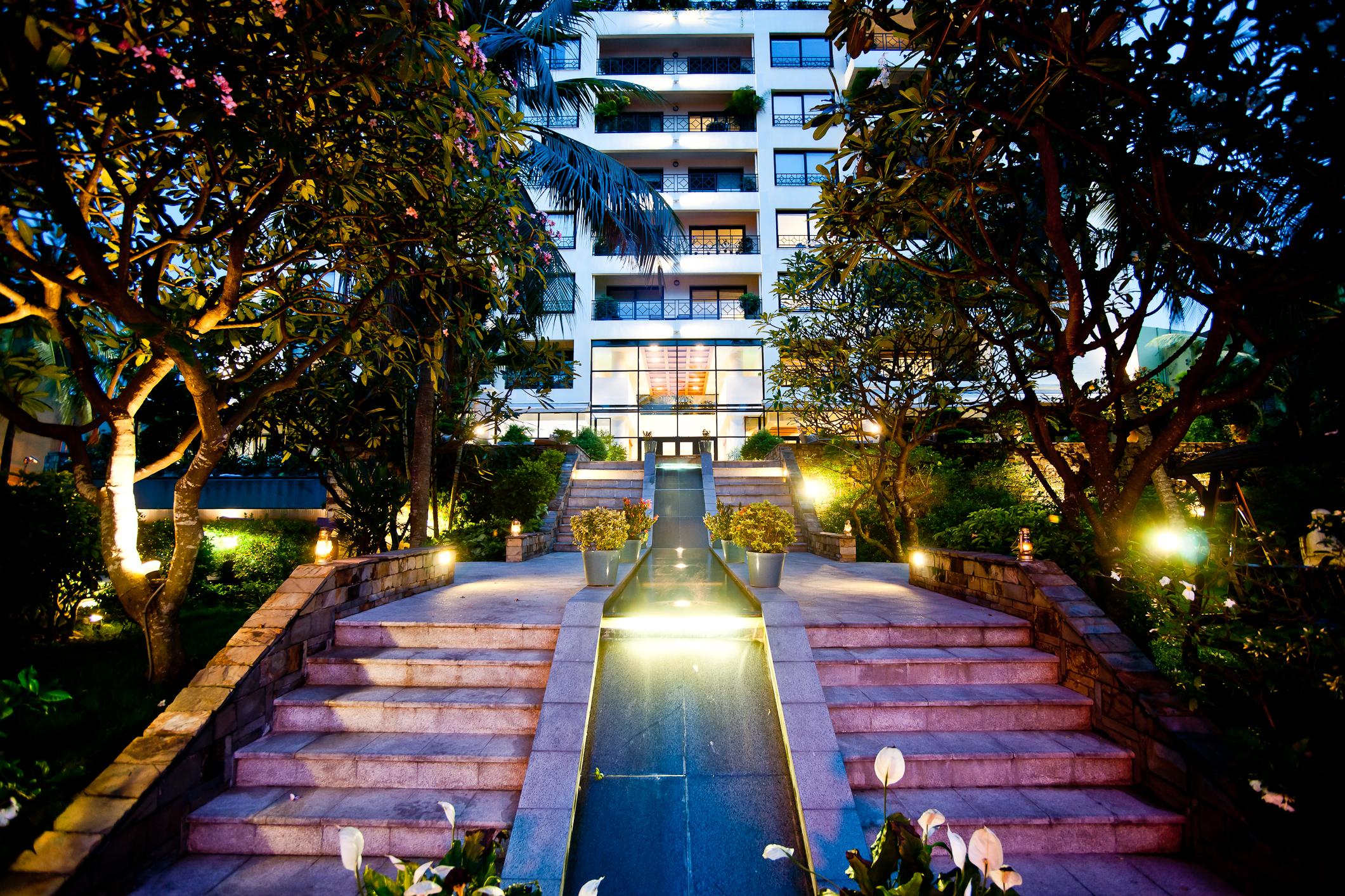 Khách sạn hẻo lánh Sài Gòn Domaine Luxury Residences 5*