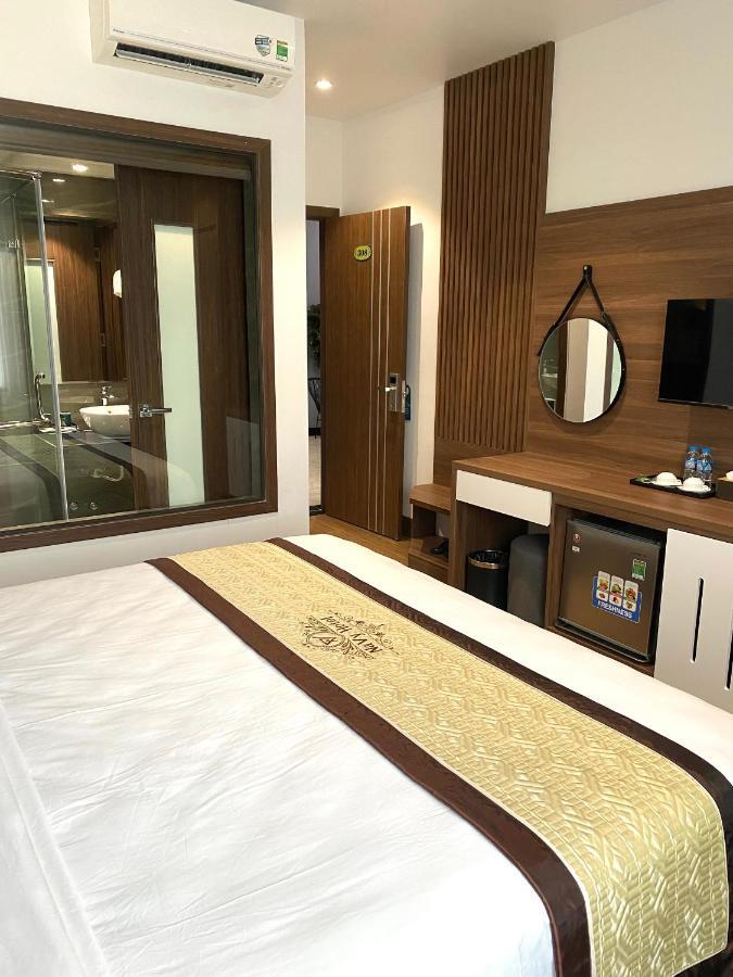 Navy Hotel *