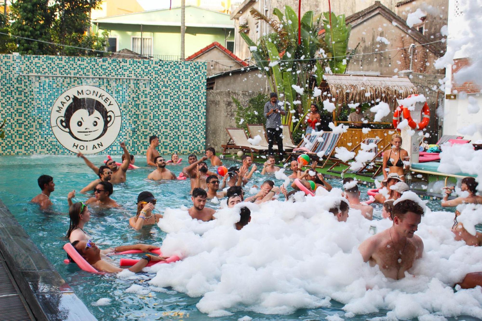 Mad Monkey Hostel *