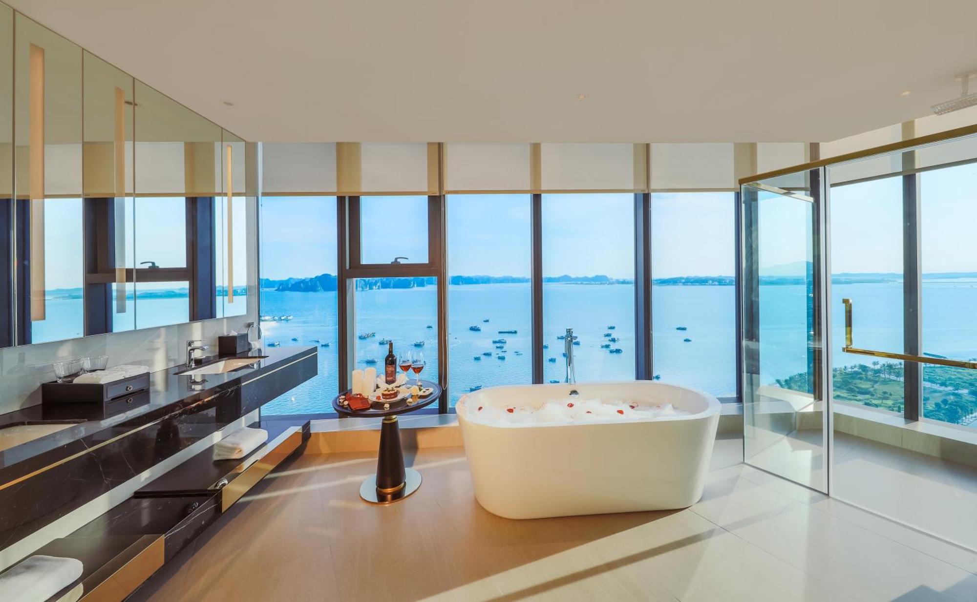 Hotel Radisson Blu Ha Long Bay 5*