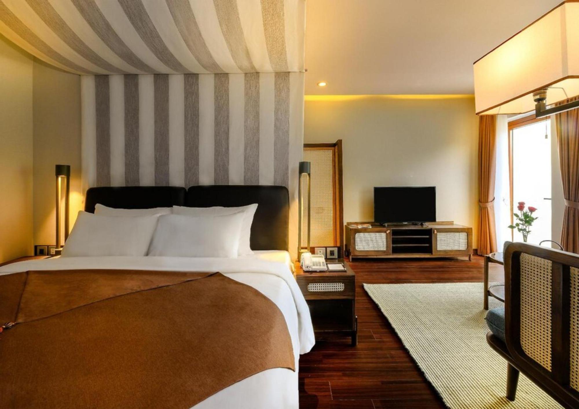 Khách sạn Ha Ocean Front 4*