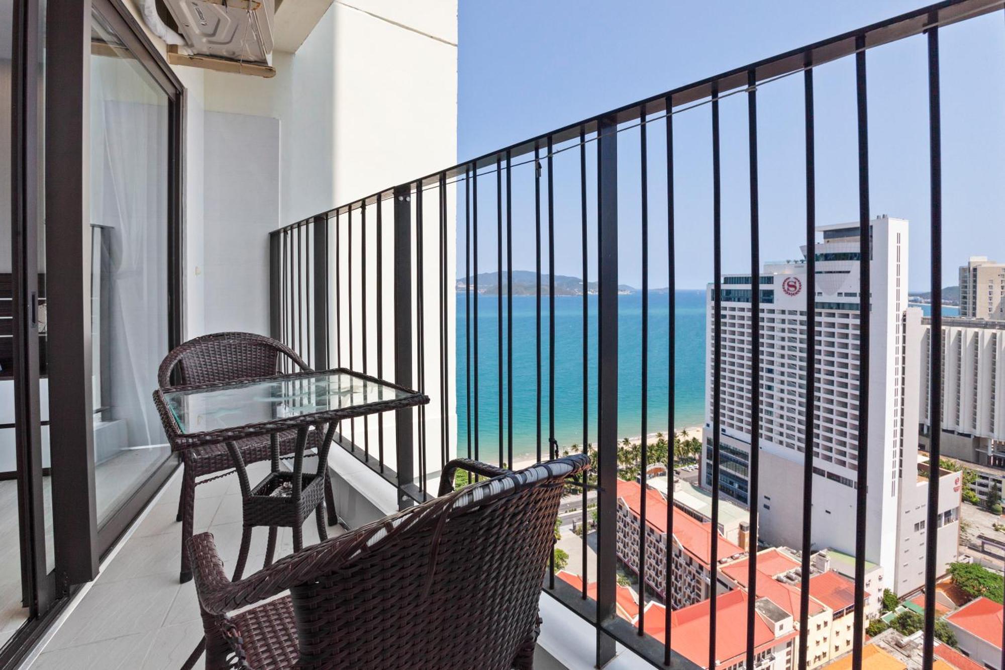 De' Lora Goldcoast