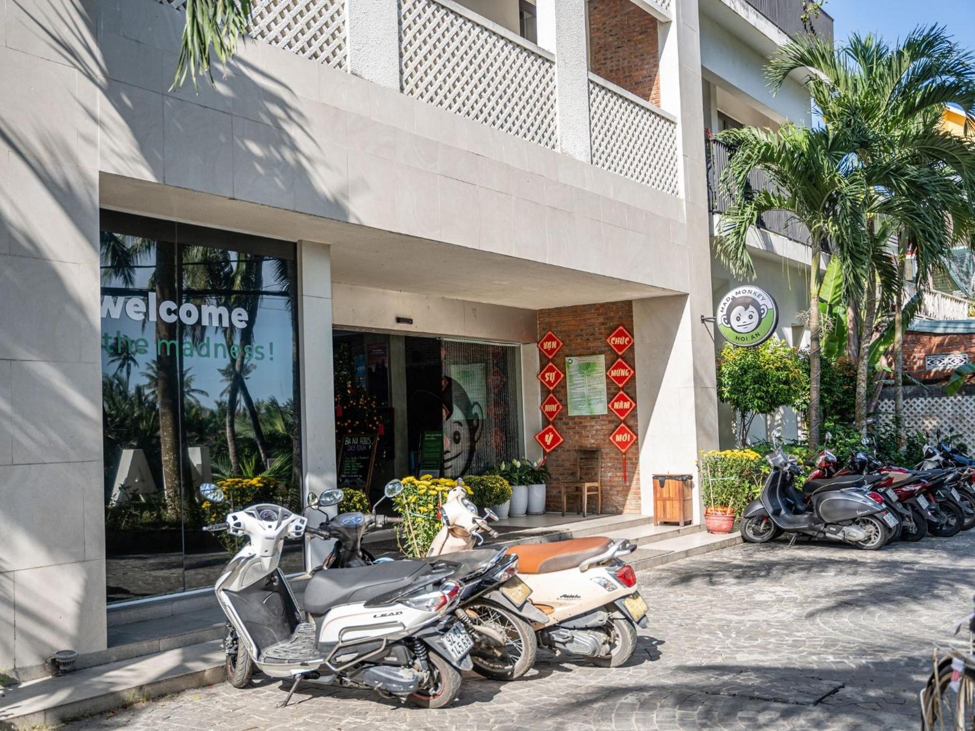 Mad Monkey Hostel *