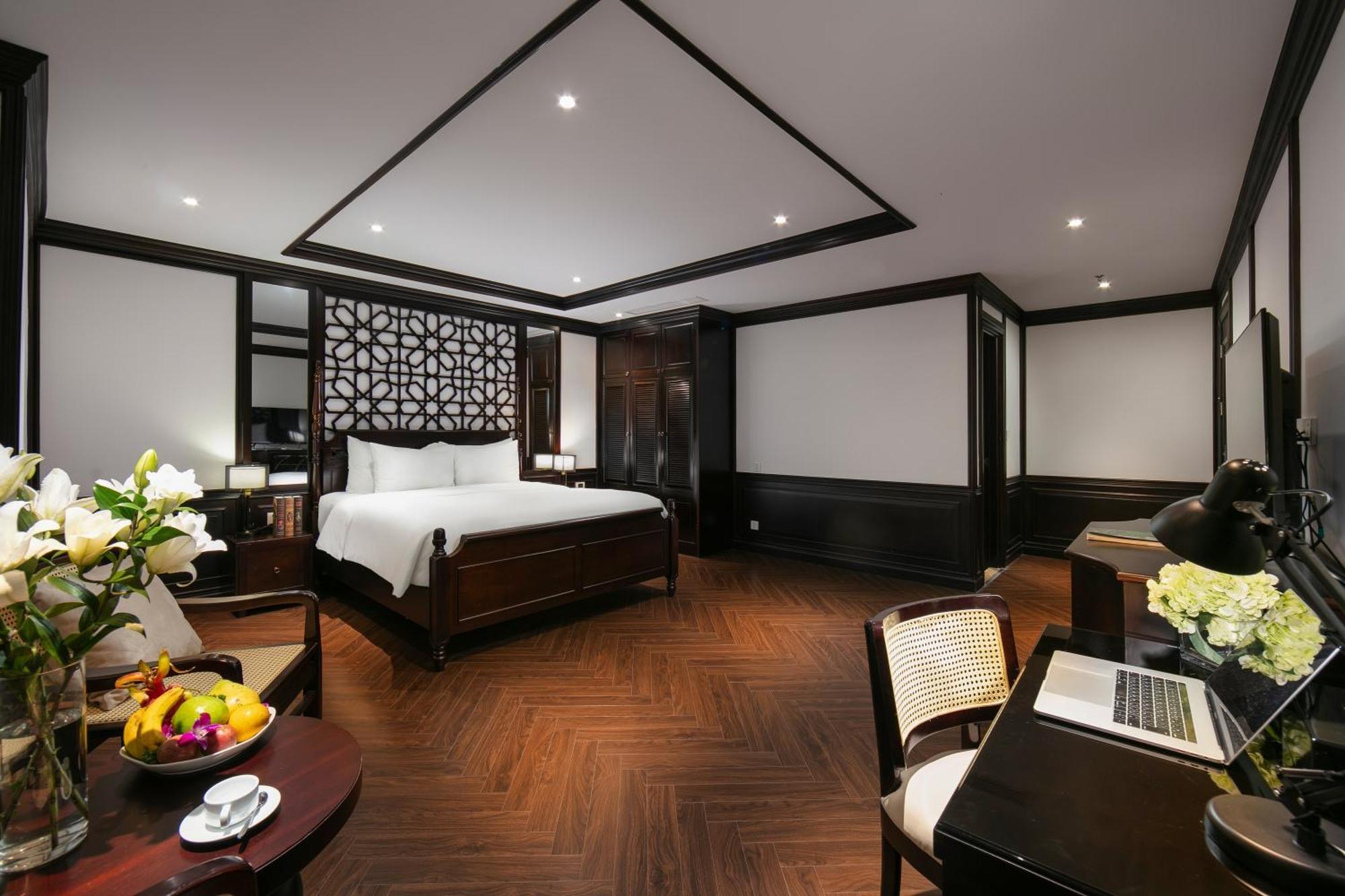 Khách sạn De Crown