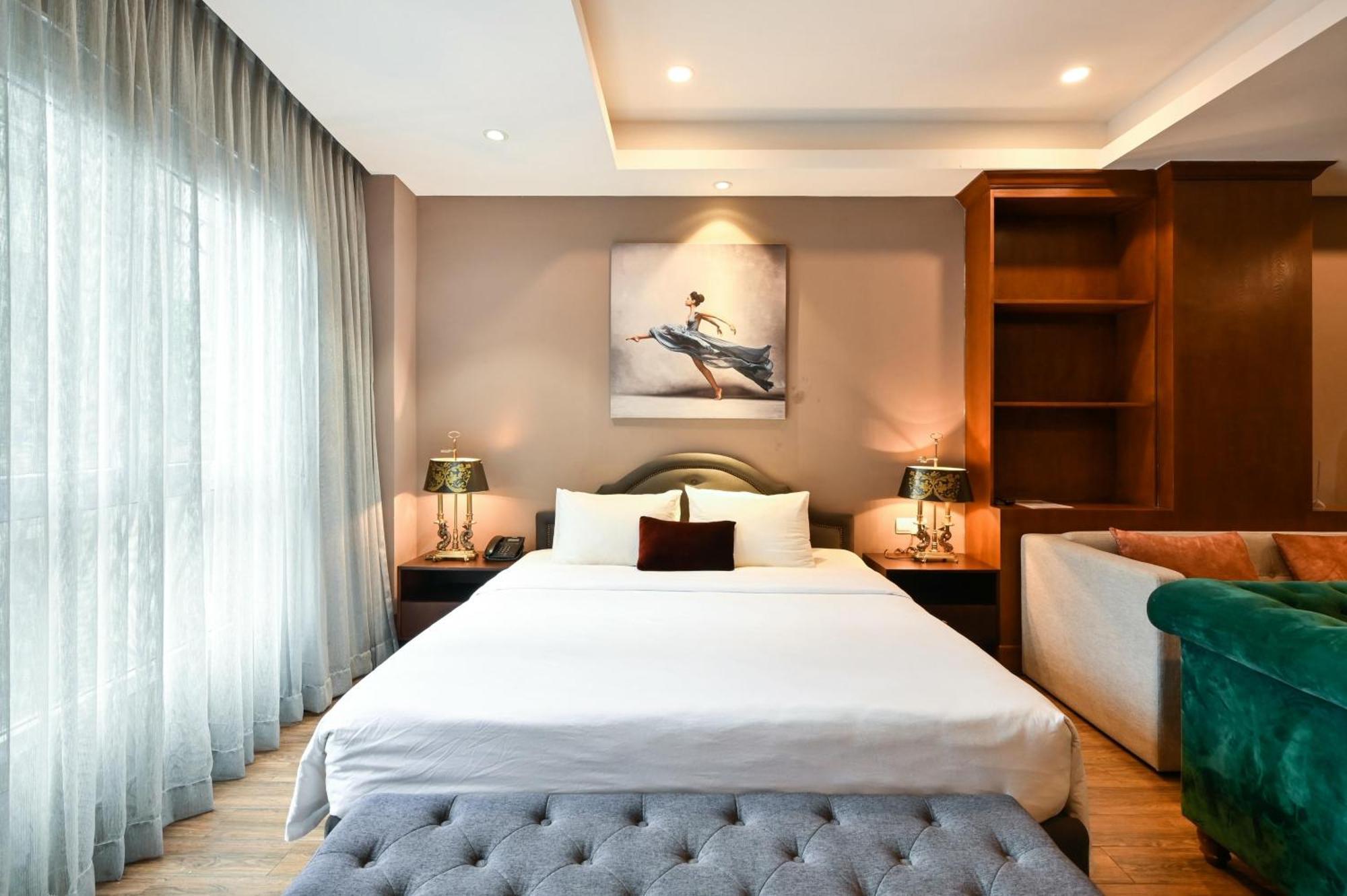 California Saigon & Rooftop Pool Hotel