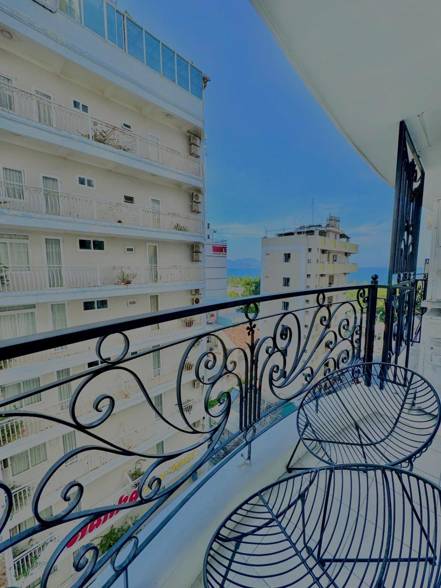 Paris 4*