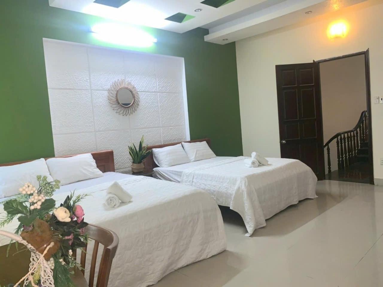 Hotel Pink Host