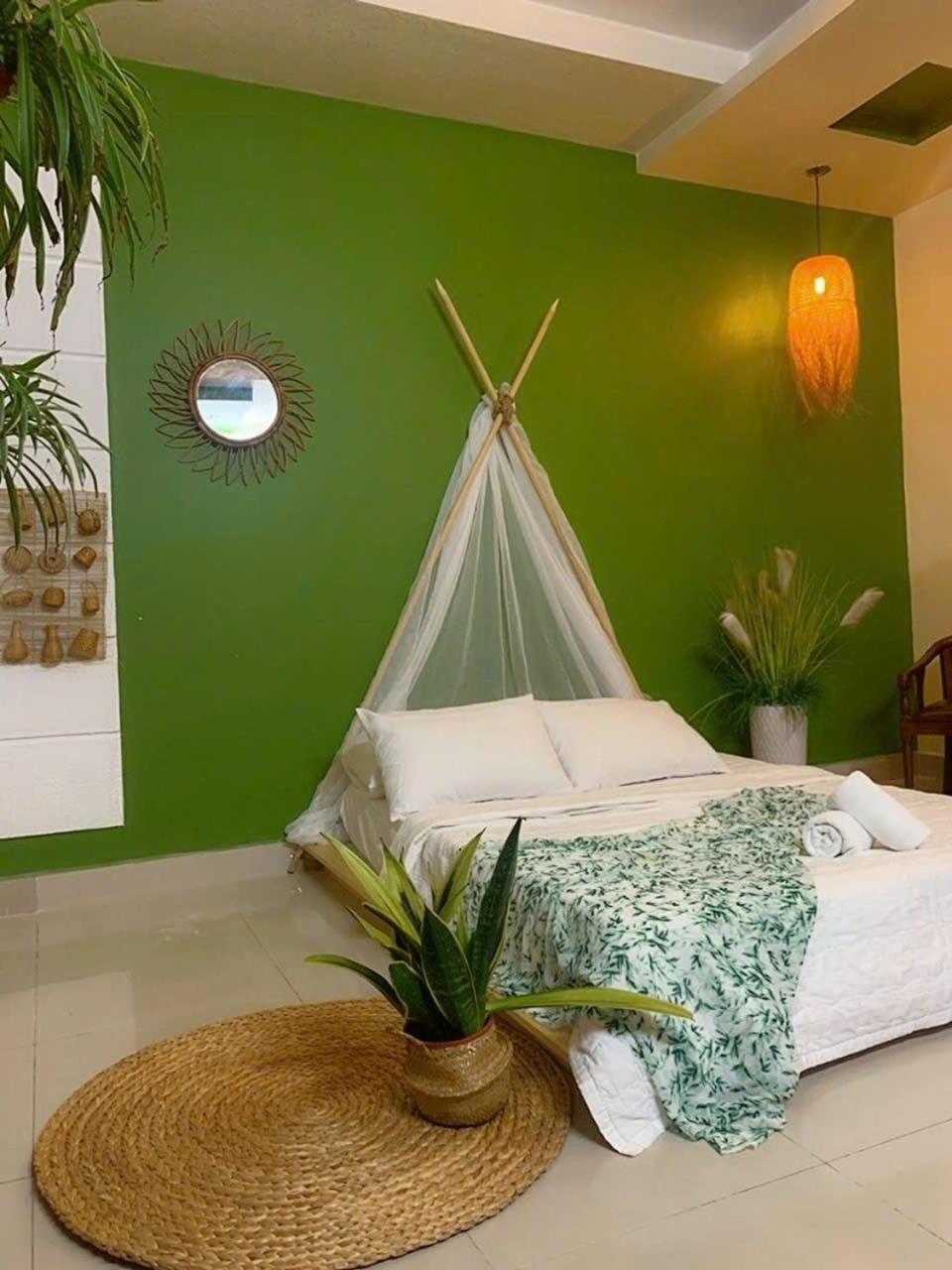 Hotel Pink Host