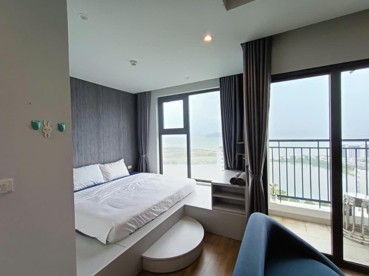 Thuy * Ha Long