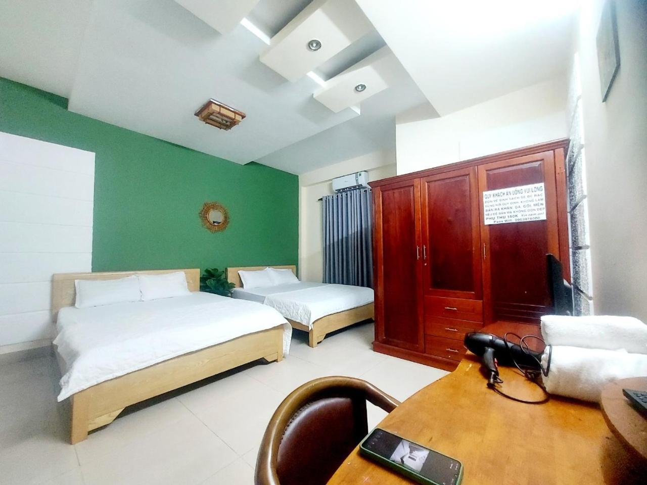 Hotel Pink Host