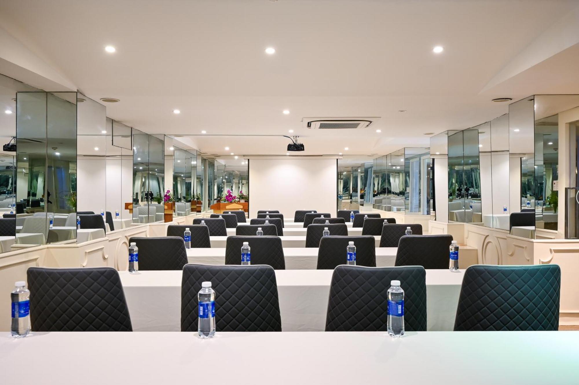 California Saigon & Rooftop Pool 3*