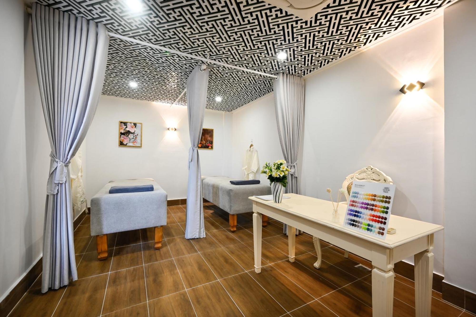California Saigon & Rooftop Pool Hotel