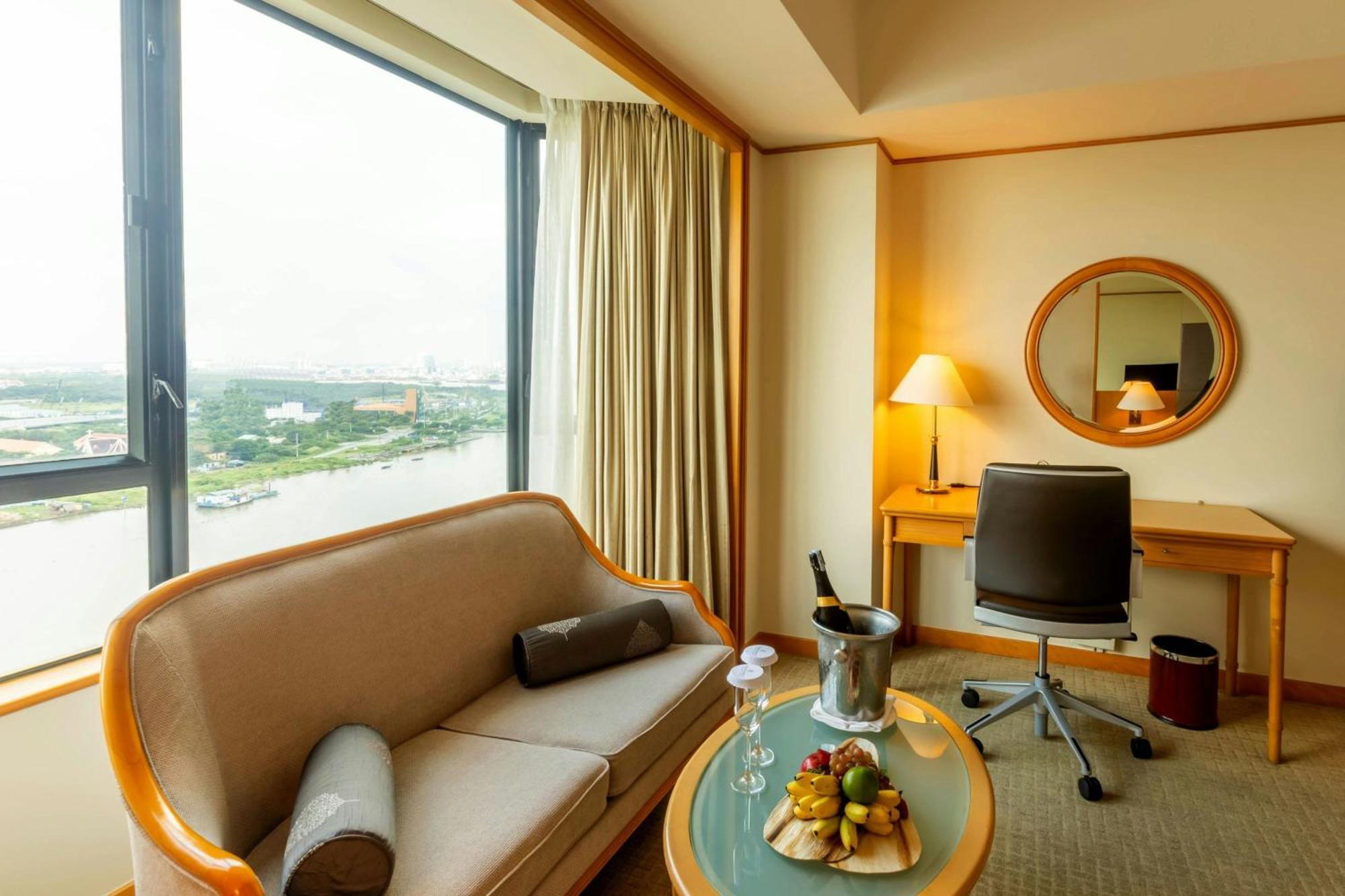 Hotel Renaissance Riverside Saigon