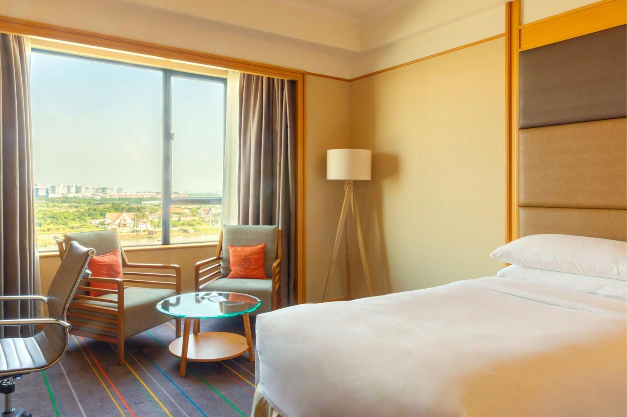 Renaissance Riverside Saigon 5*