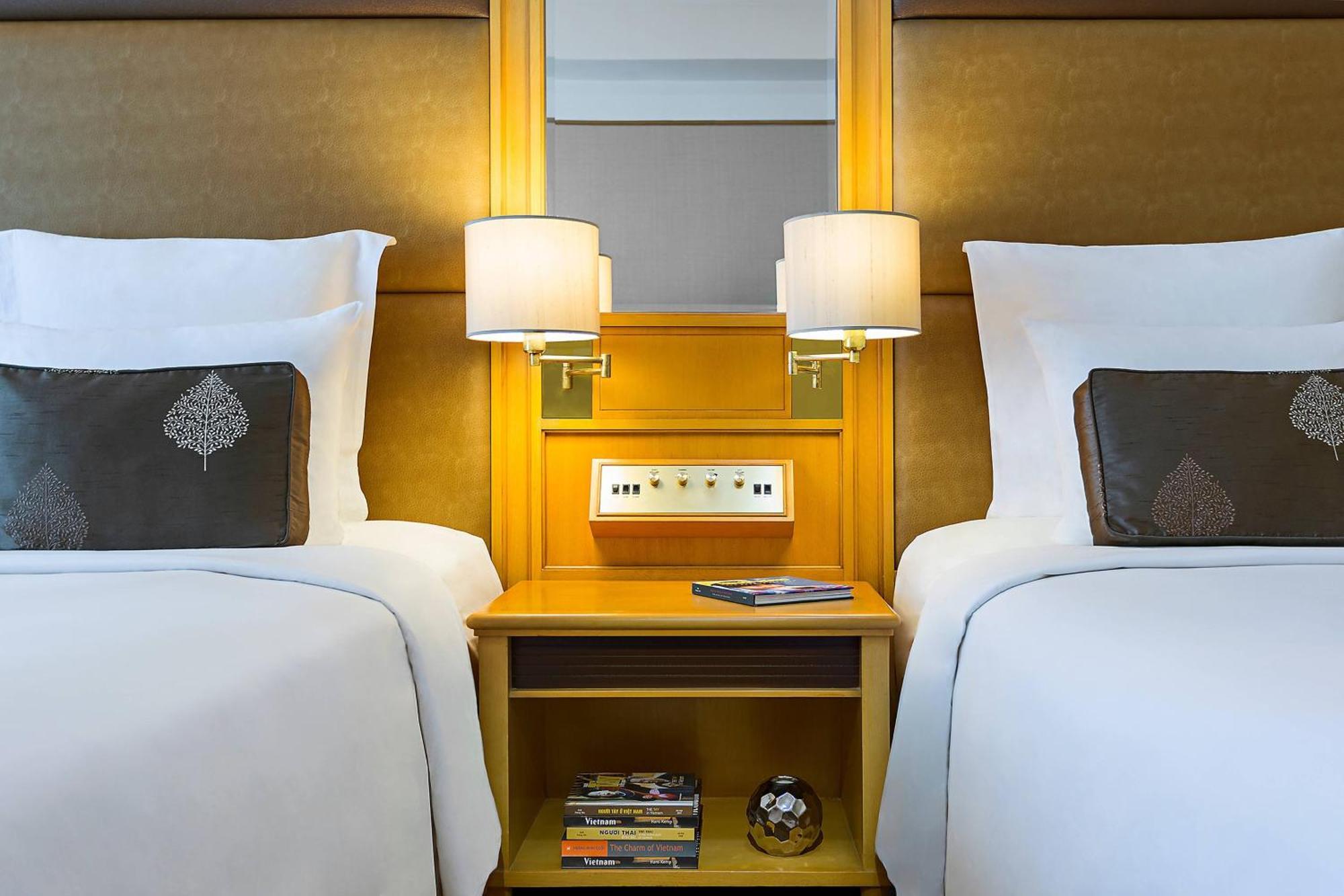 Renaissance Riverside Saigon 5*