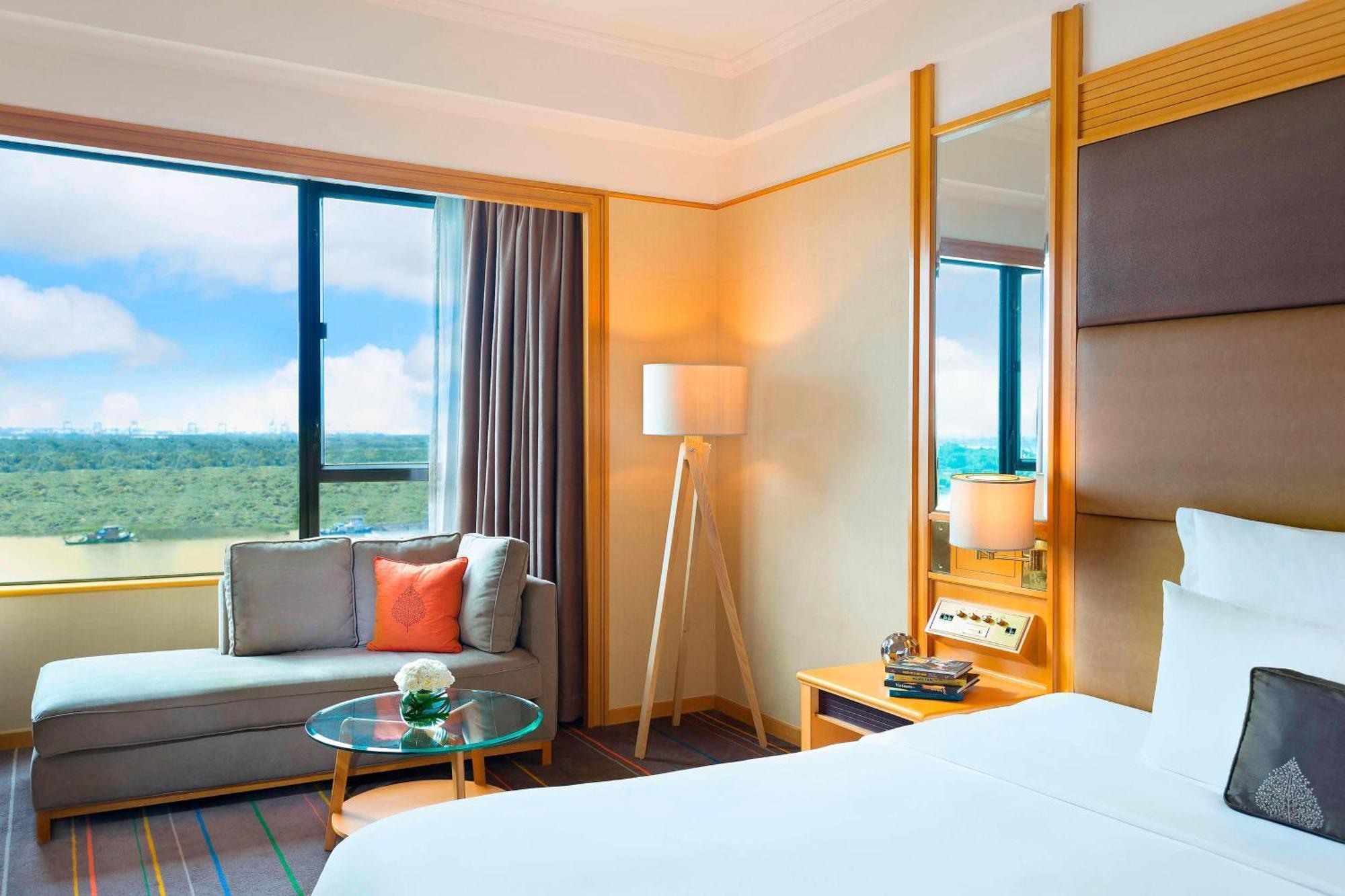 Hotel Renaissance Riverside Saigon 5*