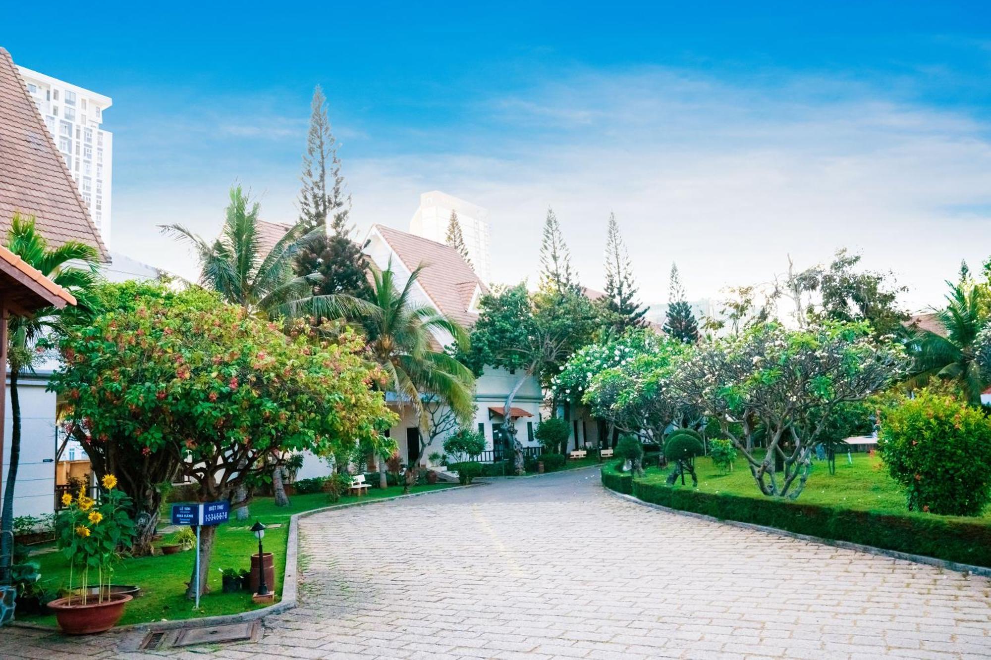 Resort Lotus &