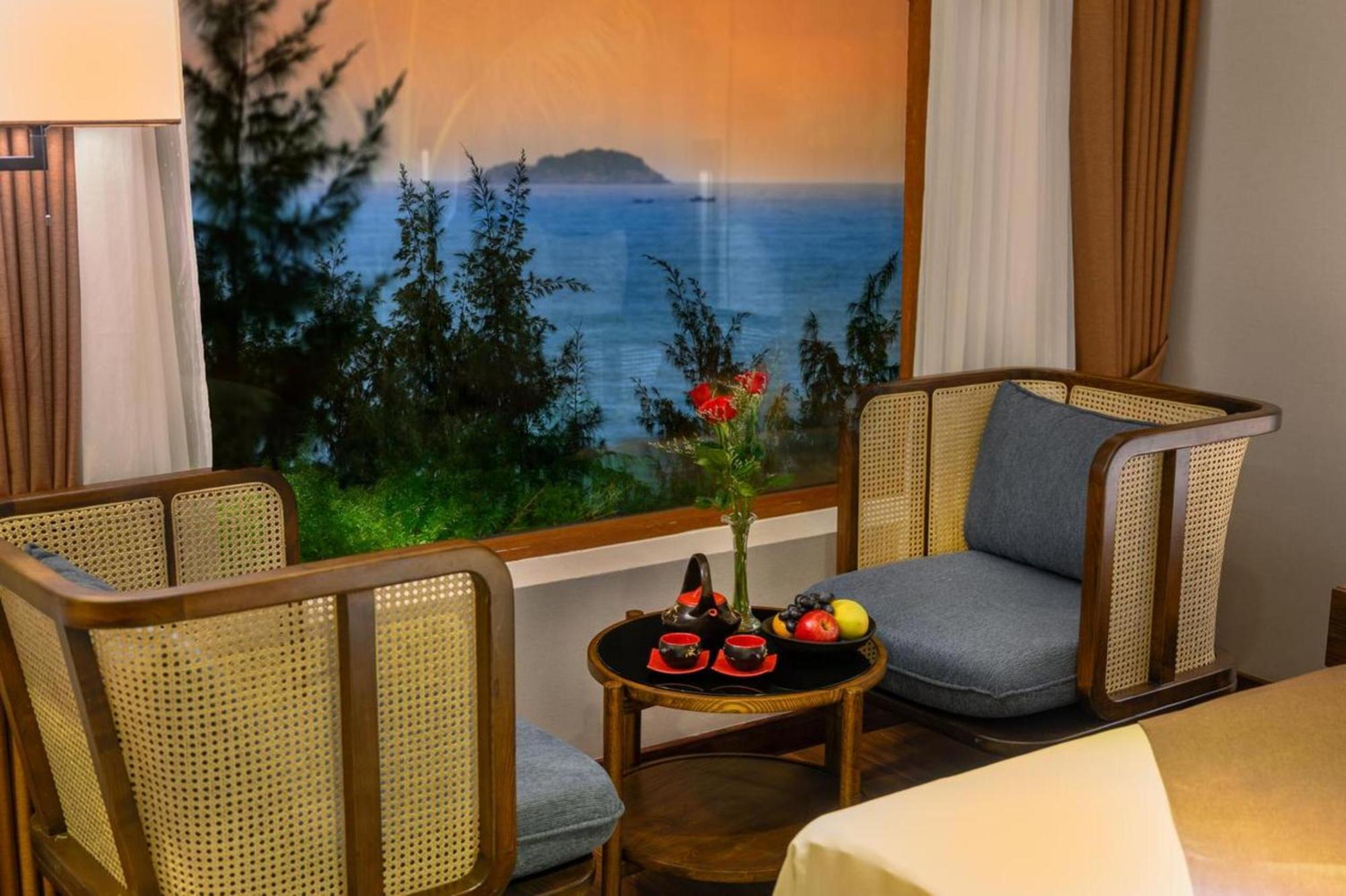 Khách sạn Ha Ocean Front 4*